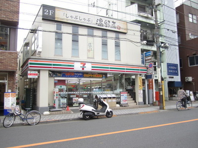 Convenience store. 500m to Seven-Eleven (convenience store)