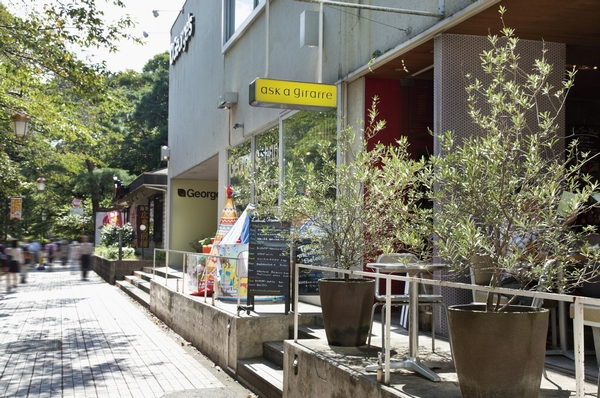 University Street shops with atmosphere (about 1080m ・ A 14-minute walk)