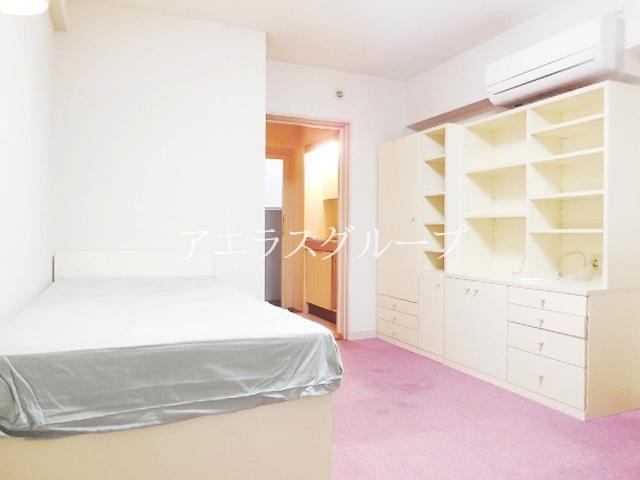 Other room space. Bright rooms