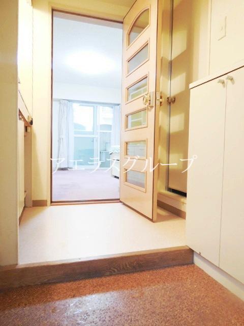 Entrance. Entrance hall