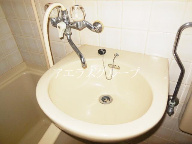 Washroom. Wash basin