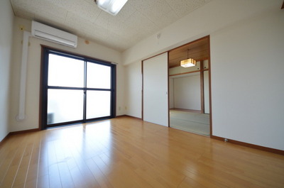 Living and room. Western-style 6 Pledge