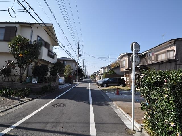 Local photos, including front road. National community-acquired 1-chome contact road situation 2013 / 11 / 18 shooting