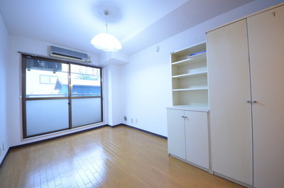 Living and room. Easy-to-use Western-style 6 Pledge