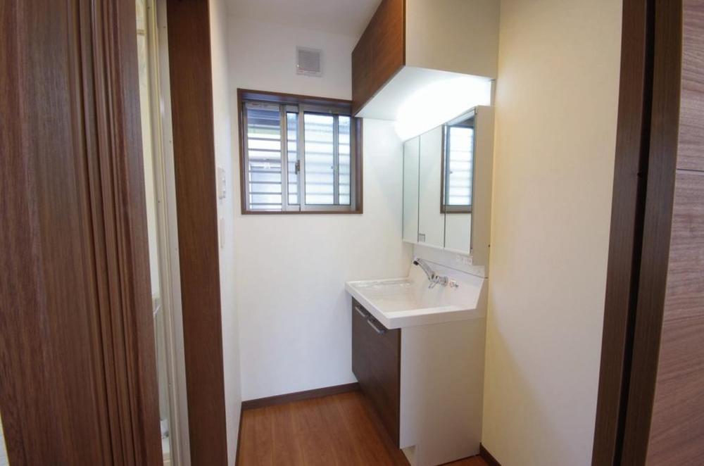 Wash basin, toilet. Indoor (11 May 2013) Shooting