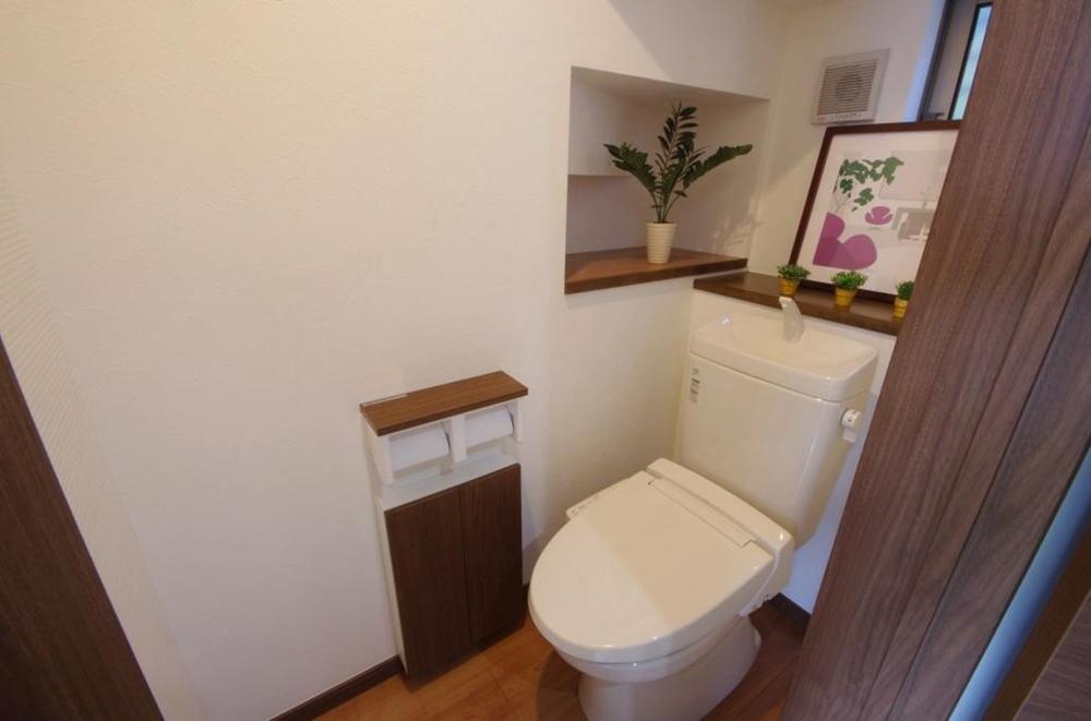 Toilet. Indoor (11 May 2013) Shooting