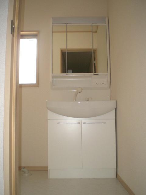 Wash basin, toilet. Direct from Building 3 room kitchen, Washbasins feel free to go! Washing and bathing You can also immediately available!