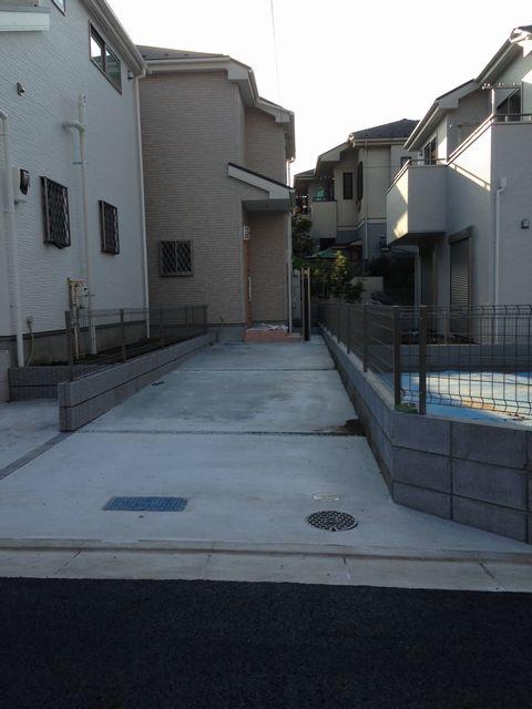 Parking lot. The local parking space is 2 car is only 3 Building! Please feel free to use!