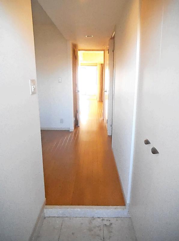 Entrance. Entrance ・ Corridor
