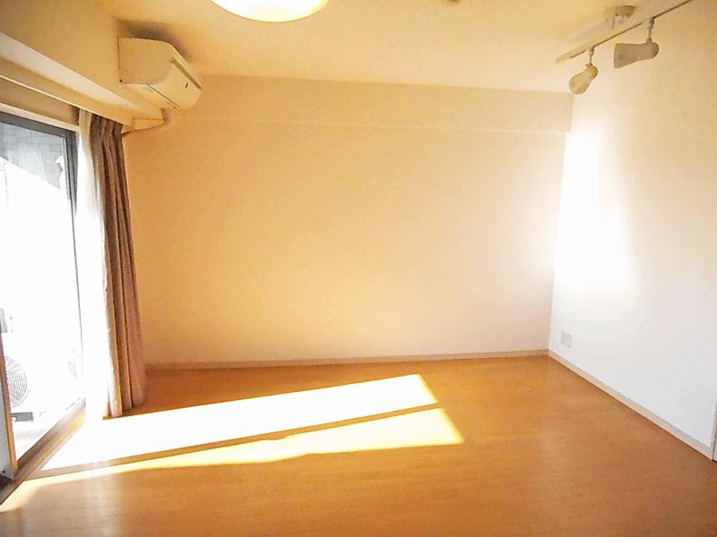 Living. Bright warm living dining