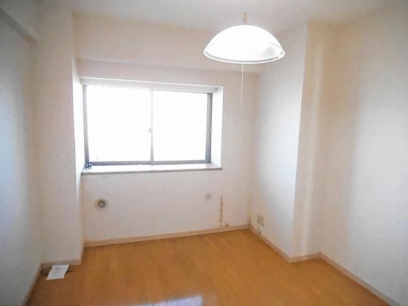 Non-living room. Northeast side Western-style