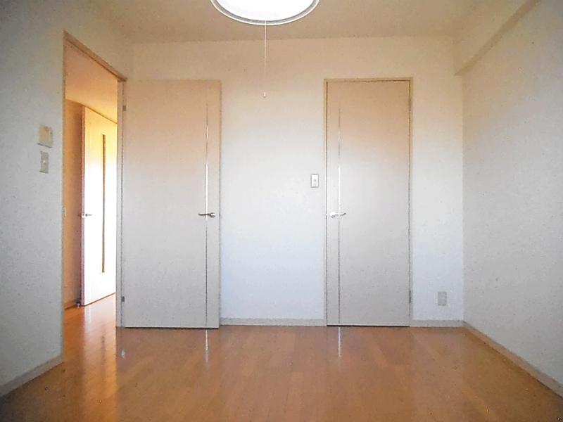 Non-living room. Northwest side Western-style Walk-in closet