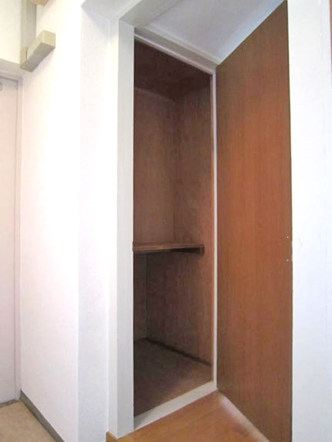 Receipt. Entrance side storage