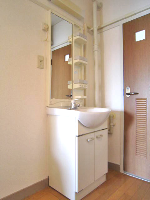 Washroom. Hot water Available