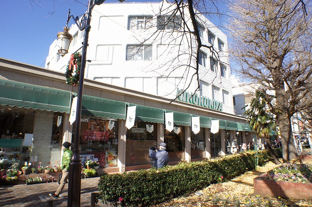 Supermarket. Kinokuniya National store up to (super) 164m