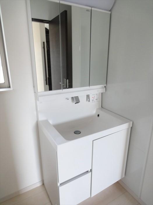 Wash basin, toilet. (December 2013) Shooting