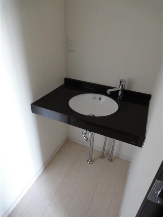 Wash basin, toilet. Second floor sub washstand