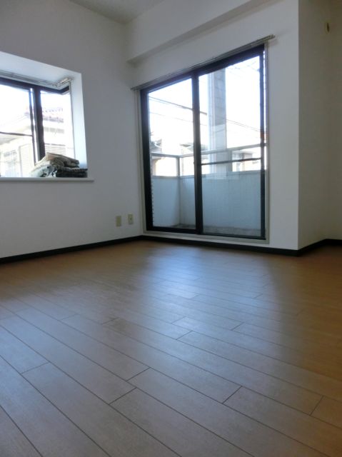 Living and room. Because the corner room is good ventilation