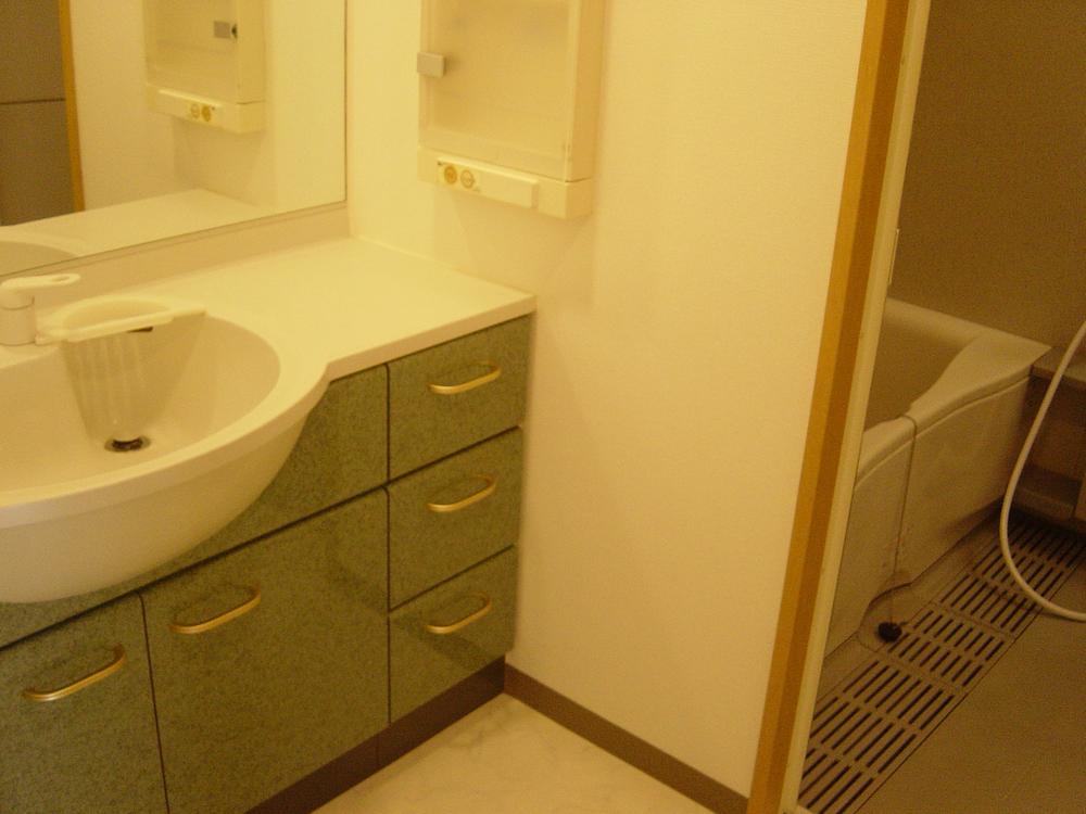 Wash basin, toilet. Indoor (11 May 2013) Shooting