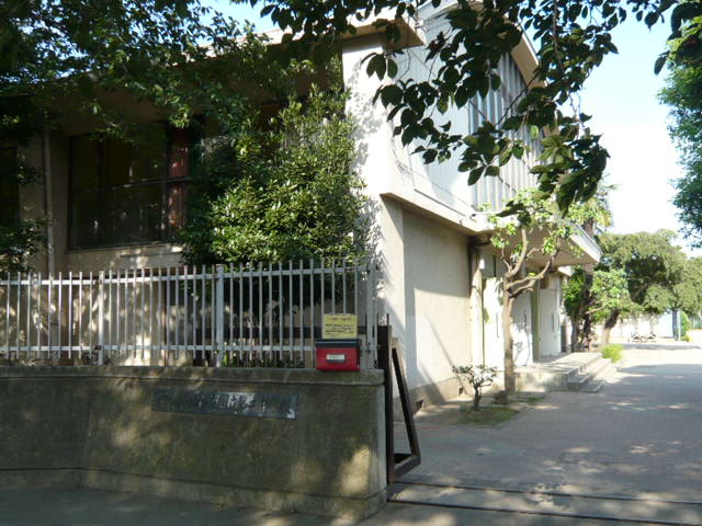 Junior high school. 211m to the National second junior high school (junior high school)