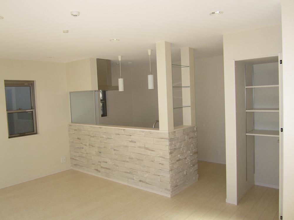 Kitchen. ● bright face-to-face kitchen