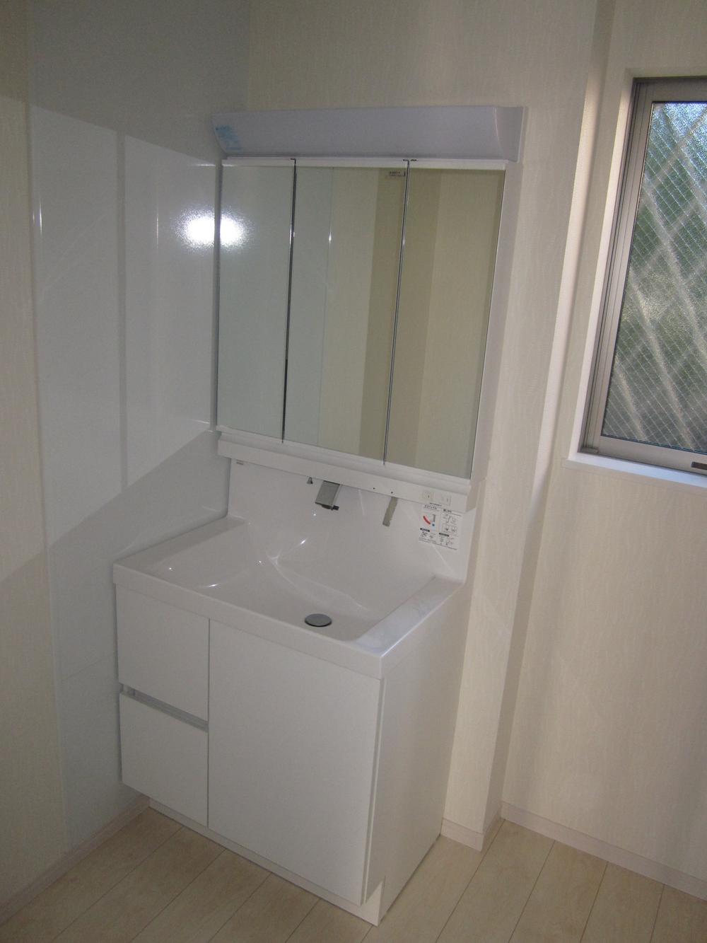 Wash basin, toilet. ● washbasin