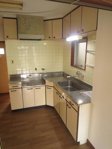 Kitchen. Hakadori also cuisine in L-shaped kitchen