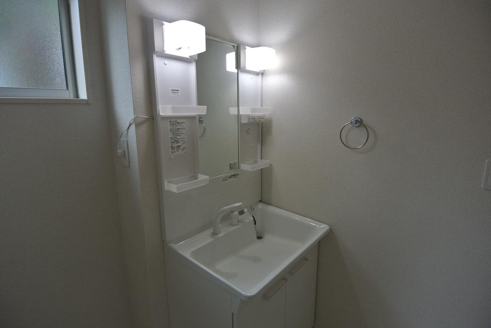 Wash basin, toilet. 4 Building washroom