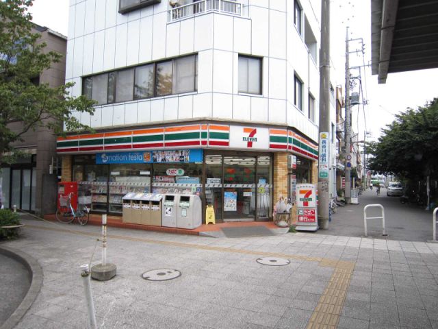 Convenience store. 730m to Seven-Eleven (convenience store)
