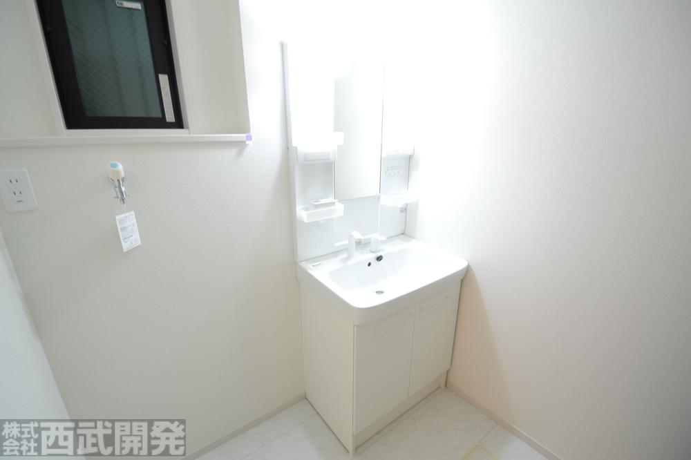 Wash basin, toilet. Shampoo dresser