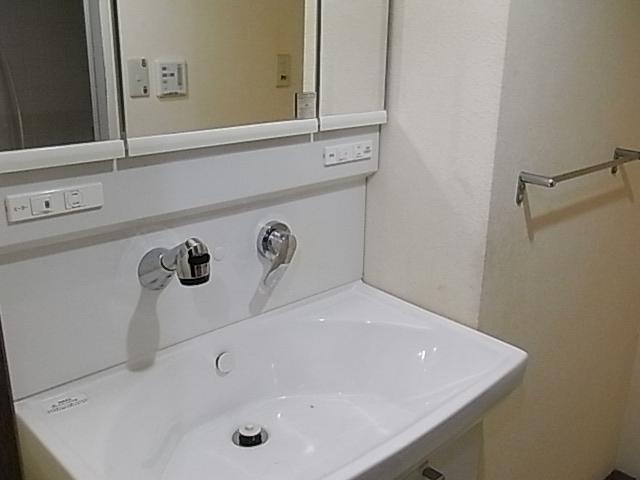 Wash basin, toilet. Indoor (10 May 2013) Shooting