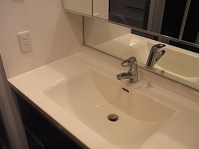 Wash basin, toilet. Indoor (11 May 2013) Shooting