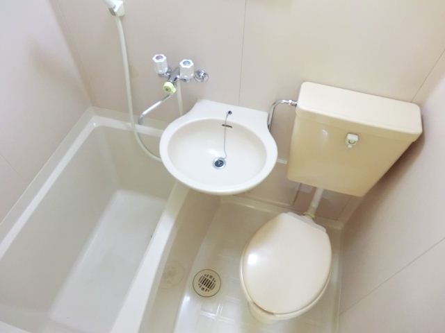 Bath. 3-point unit bus