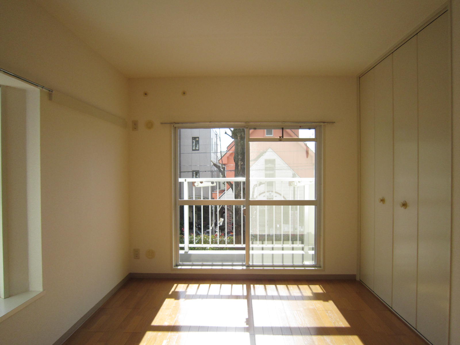 Living and room. South side of the bright Western-style. There is also a bay window. 