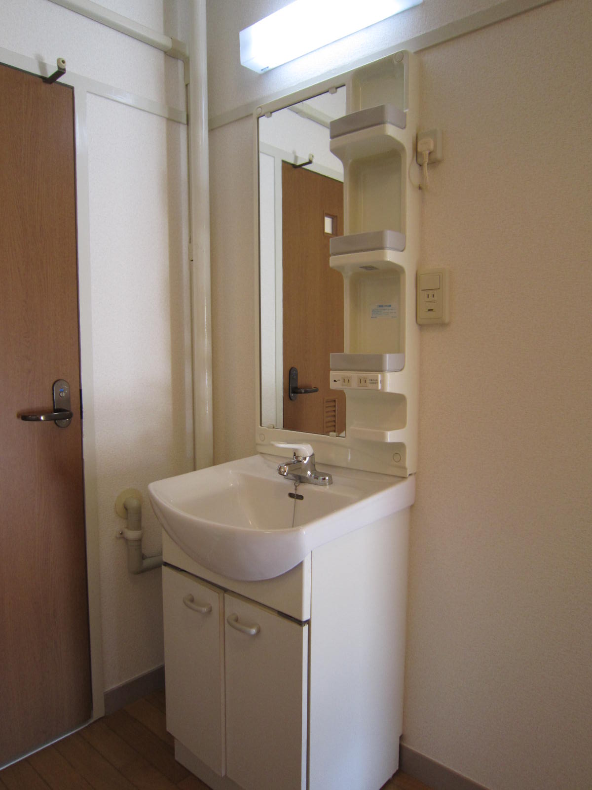 Washroom. Hot water can wash basin