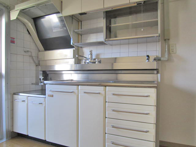 Kitchen. Bright at the window, Convenience also attached hanging cupboard