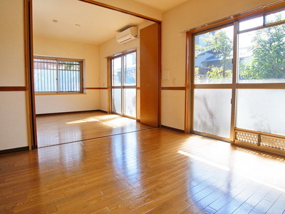 Living and room. ☆ Corner room has windows ☆