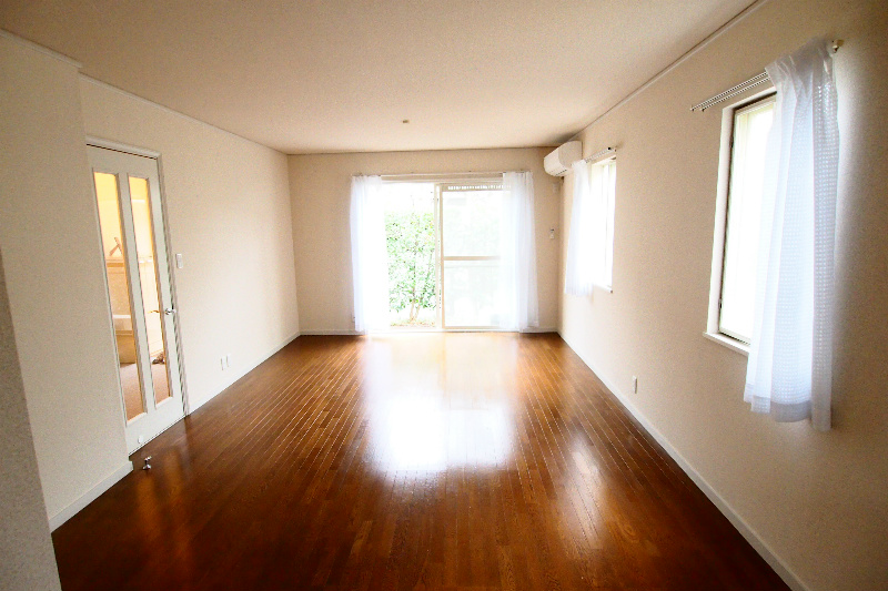 Other room space. Large windows on the south-facing. Well bright warmth per yang