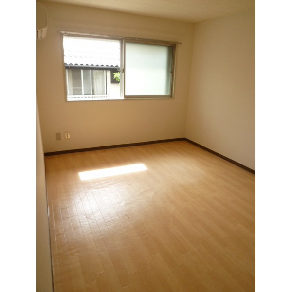 Other room space. Bright Western-style