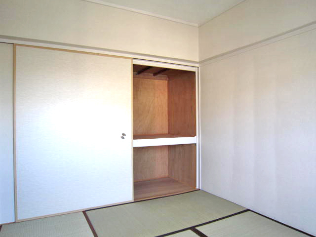 Living and room. North Japanese-style room (with duckboard)