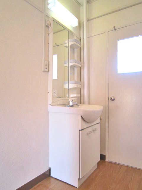 Washroom. Hot water Available