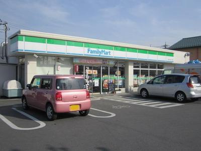 Convenience store. 450m to Family Mart (convenience store)