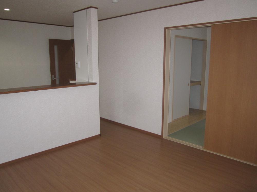 Living. ● spacious living: 2013 November shooting