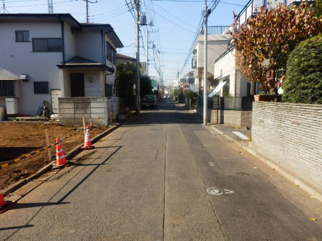 Local photos, including front road. A quiet residential area