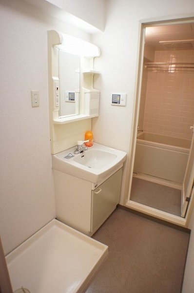 Washroom. Independent wash basin ・ Washing machine Storage