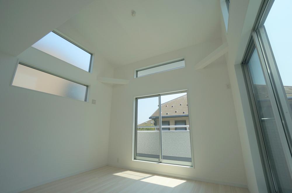 Same specifications photos (living). Seller construction cases