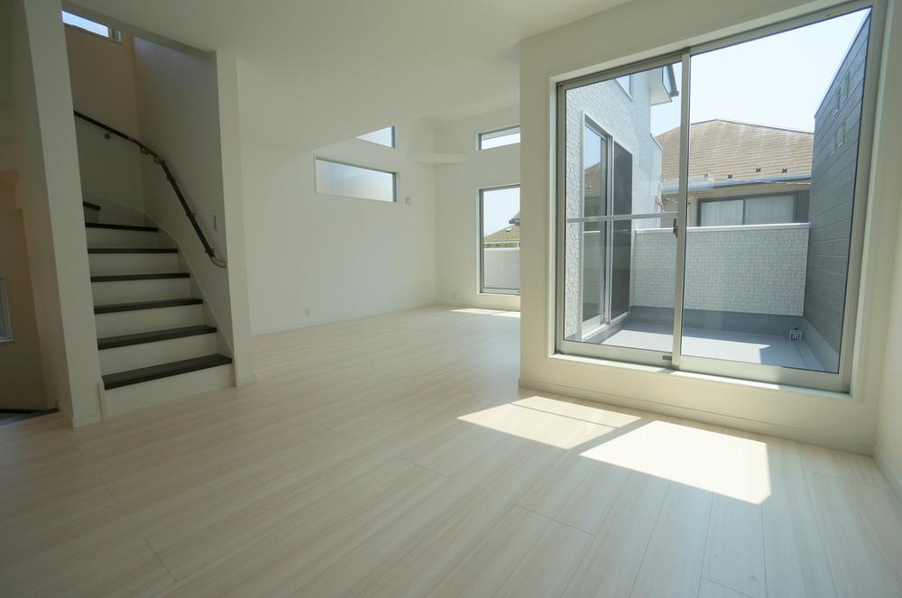 Same specifications photos (living). Seller construction cases