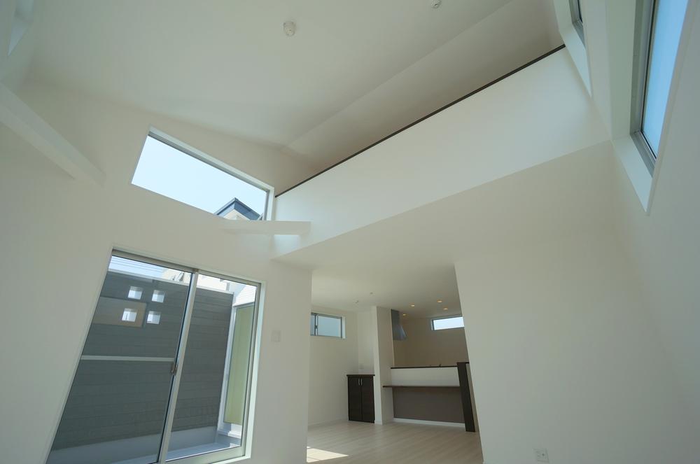 Same specifications photos (living). Seller construction cases