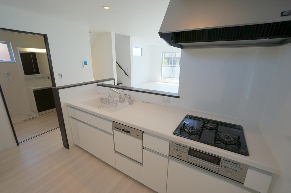 Same specifications photo (kitchen). Seller construction cases