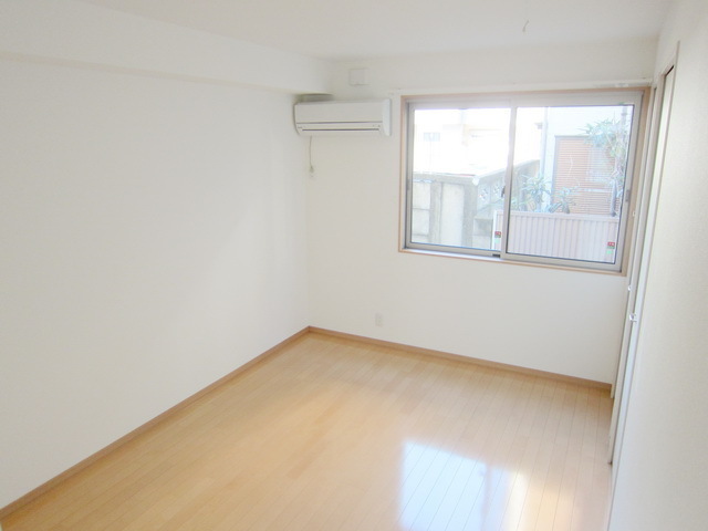 Other room space. Bright Western-style